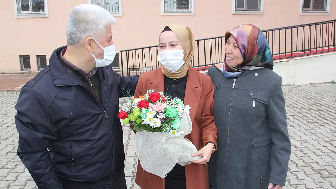 Anne ve Babasını karşısında gören öğretmen, gözyaşlarını tutamadı
