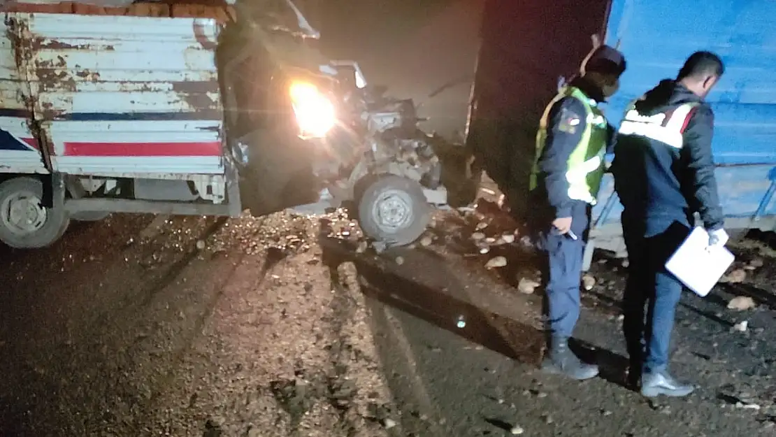 Ağrı'da kamyonet şeker pancarı yüklü traktöre çarptı: 5 yaralı