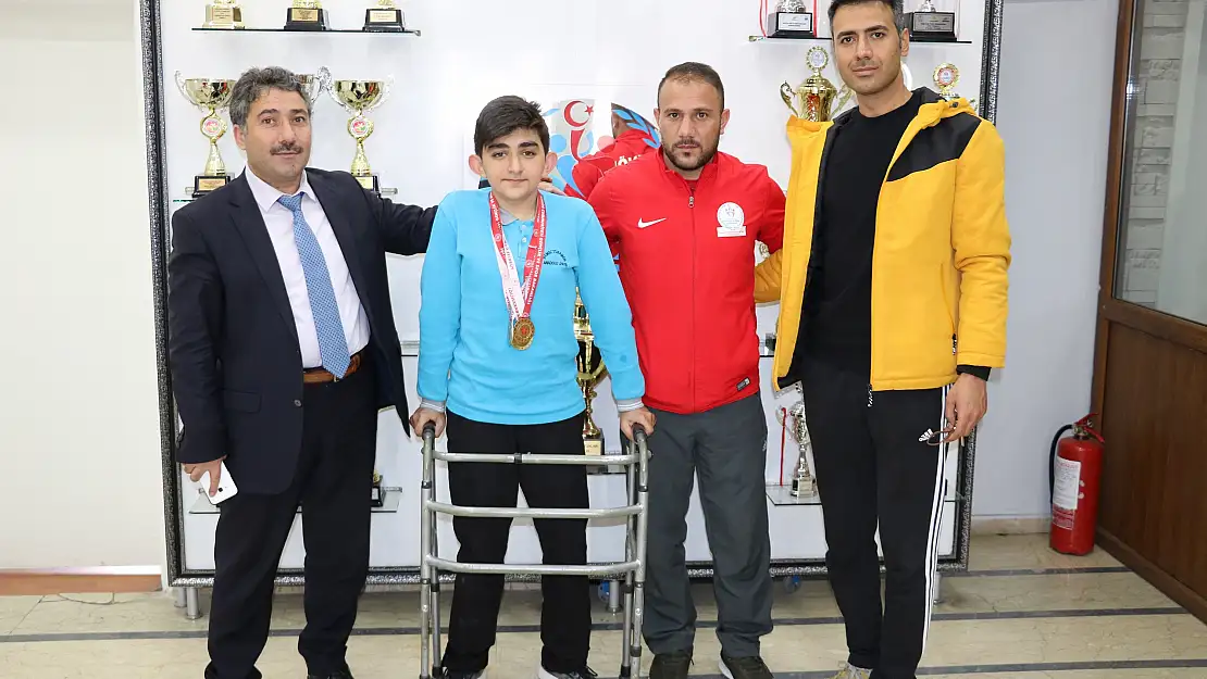 Ağrılı bedensel engelli yüzücüden 4 altın madalya