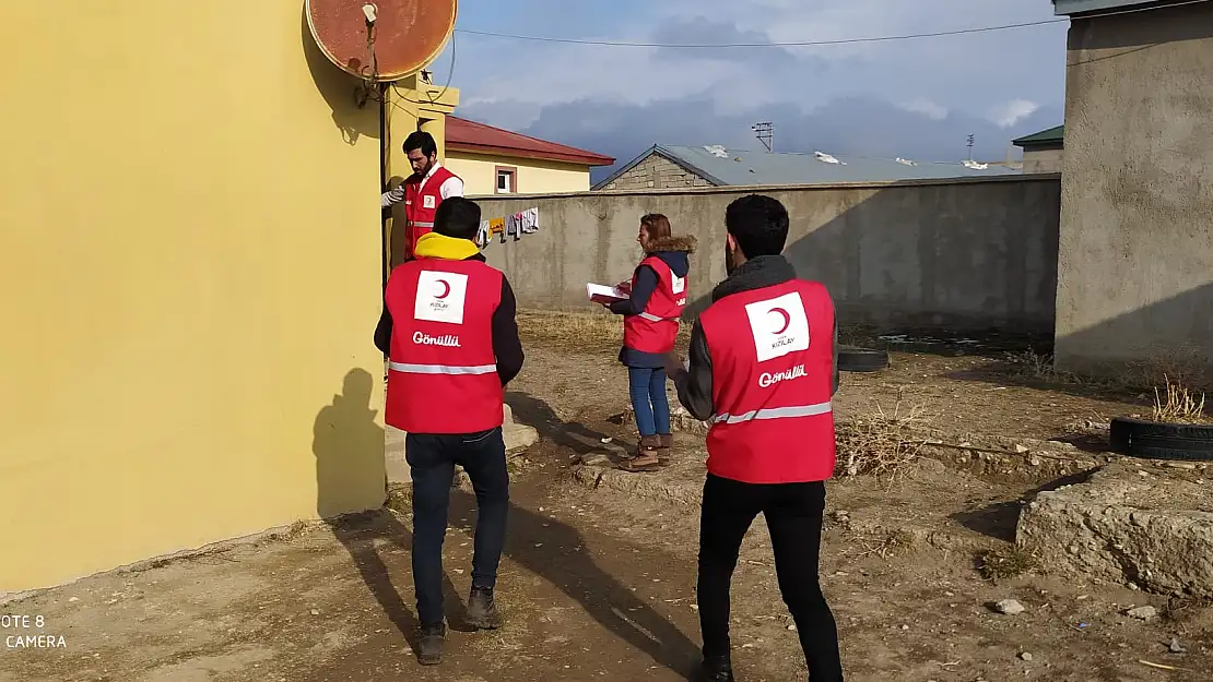 Diyadin Kızılay'ın gönüllüleri ihtiyaç sahiplerini ziyaret etti