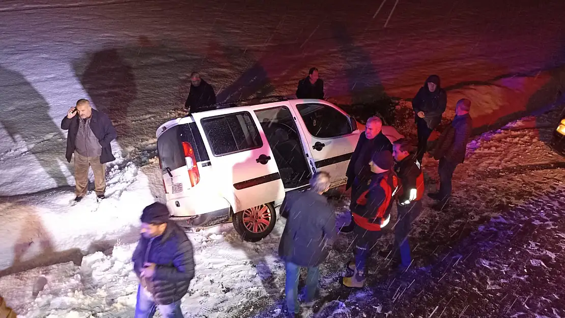 Ağrı'da kar yağışı kazaya neden oldu: 3 yaralı