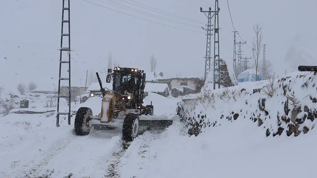 Ağrı'da ekiplerin yol açma mesaisi başladı