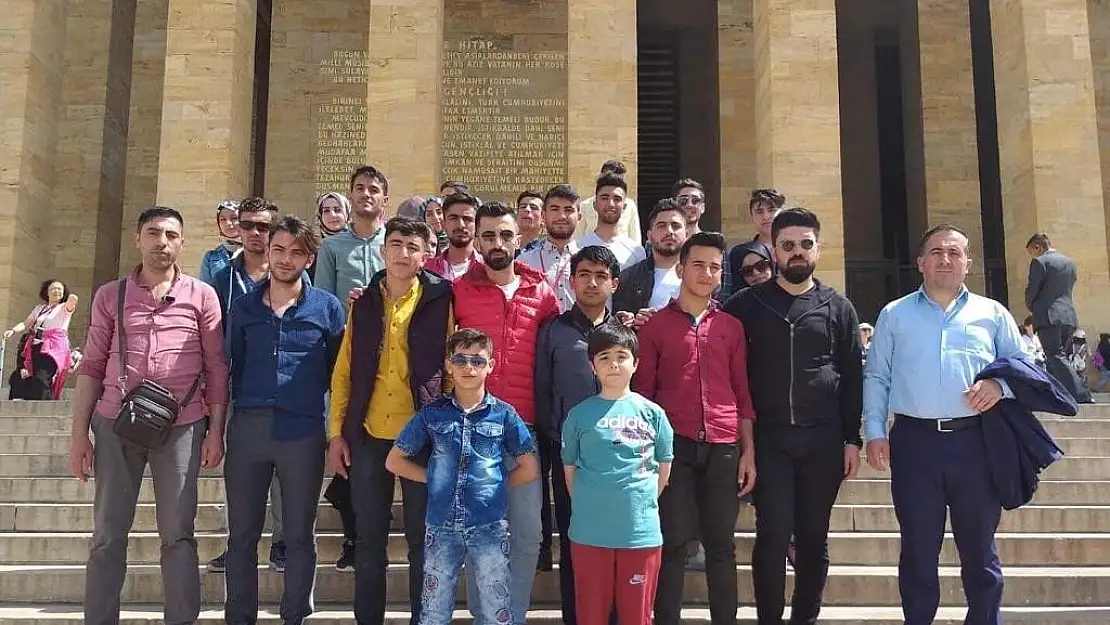 Işığım Sen Ol Derneği'nce Ankara ve Çanakkale gezisi düzenlendi