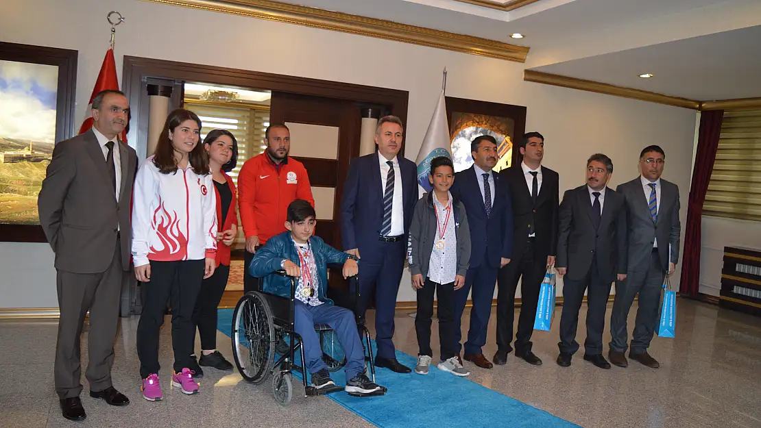 Ağrı Valisi'nden şampiyon öğrencilere ödül
