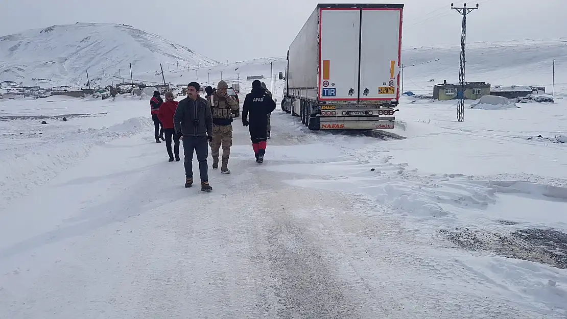 Tendürek Geçidi'nde mahsur kalanların imdadına ekipler yetişti