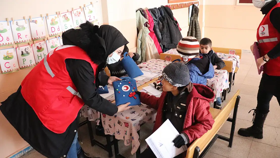 Üniversite öğrencileri, minik öğrencilerin karne heyecanına ortak oldu