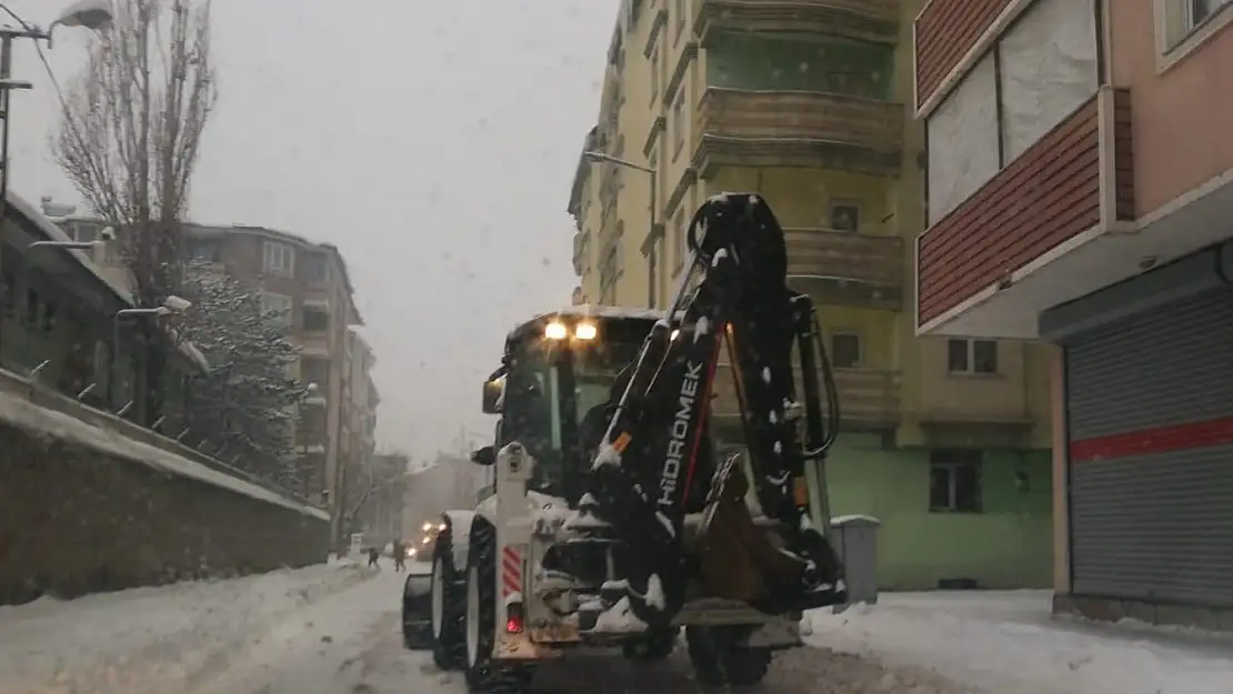 Ağrı'da kar küreme çalışmaları sürüyor