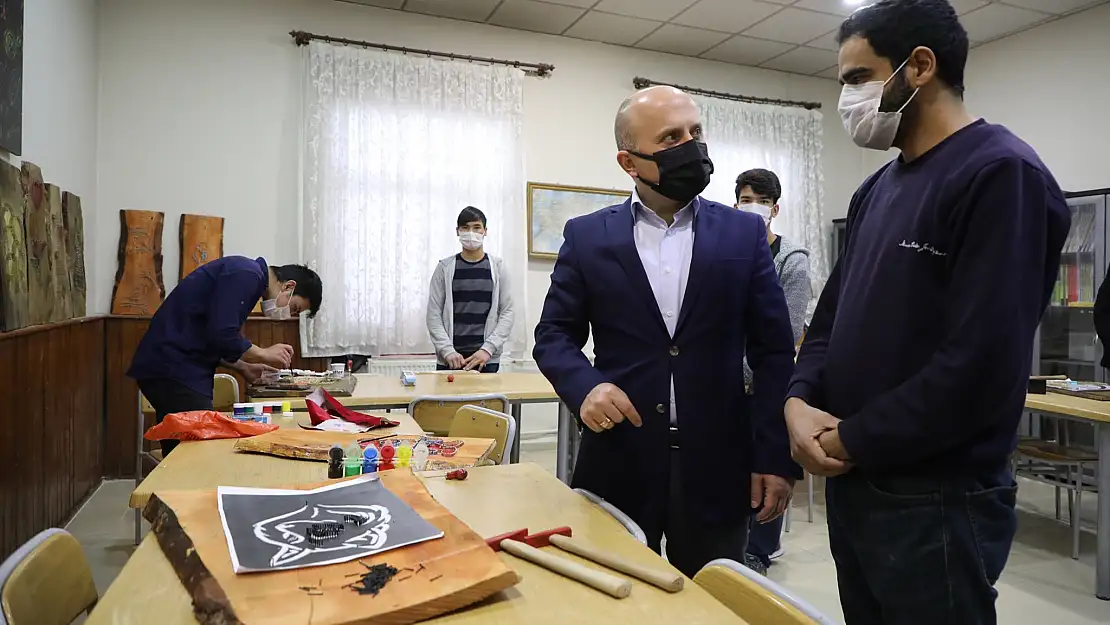 Ağrı Valisi Varol, Ağrı Çocuk Destek Merkezini ziyaret etti