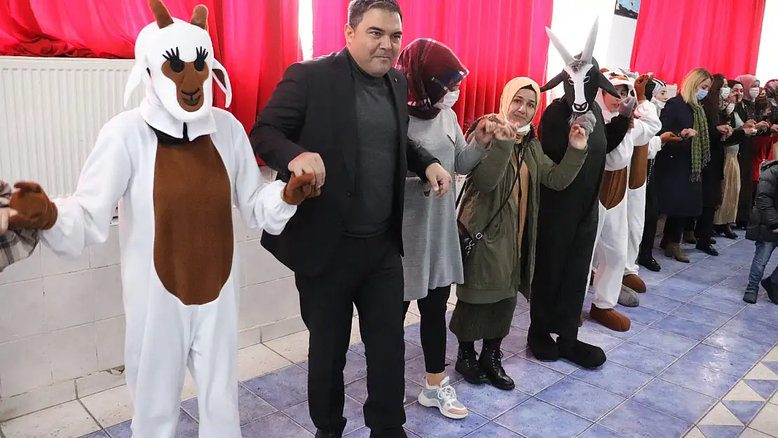 Diyadin'de Kadın Çığlığı Erbane Grubu'ndan ağıt ve halaylı konser