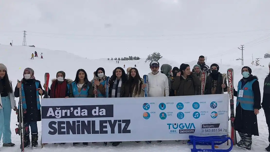 Ağrı'da üniversite öğrencileri kayarak stres attı