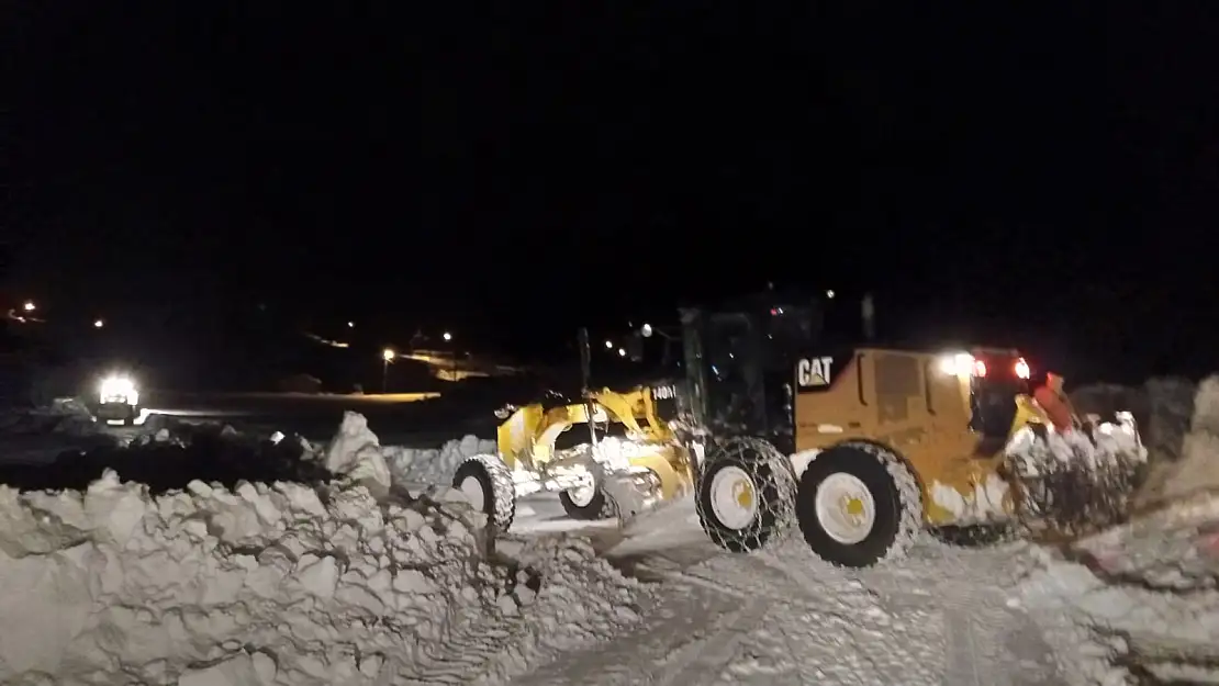 Ağrı'da ekiplerin karla mücadelesi gece gündüz sürüyor