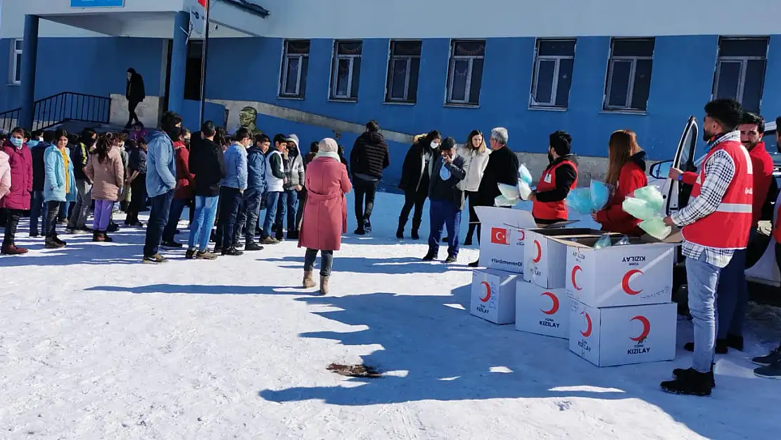 Ağrı'da Türk Kızılay'ı, çocukları pamuk şekeri ile mutlu etti