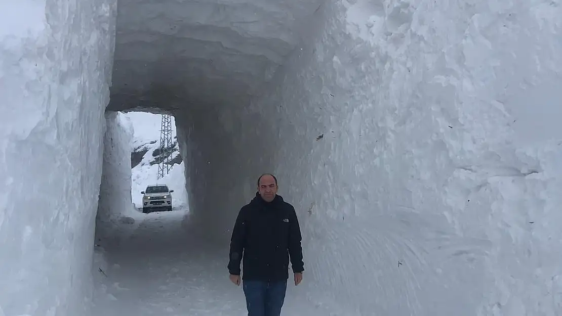 Yolu kapanan köye, kardan tünelle ulaşım sağlanıyor