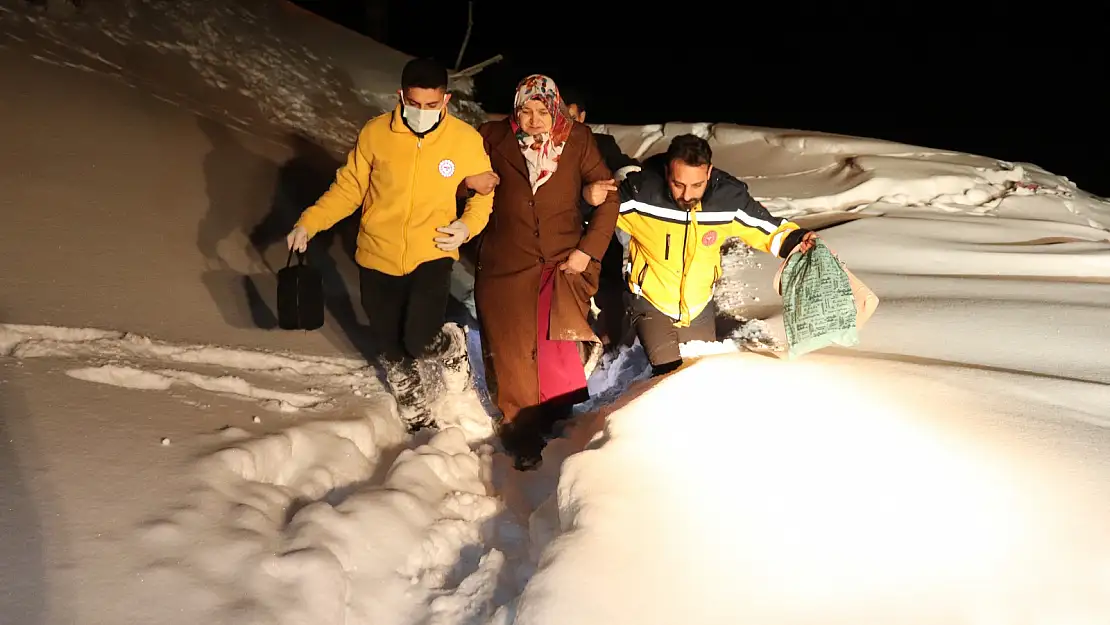 Yolu kapanan köyde mahsur kalan hastayı, ekipler kurtardı