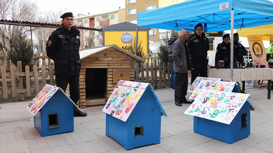 Ağrı'da polis sokak hayvanları için cadde ve sokaklara barınak bıraktı