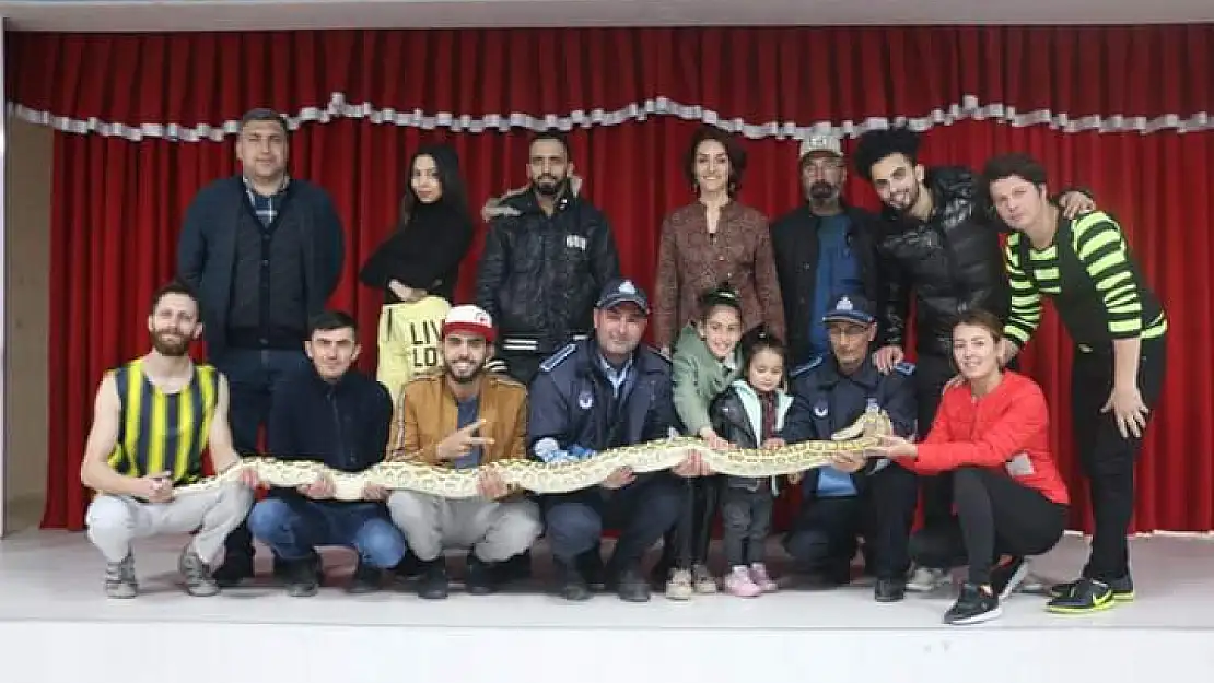 Diyadin'de Pitonlu Ramazan Sirk Gösterisi yoğun ilgi gördü