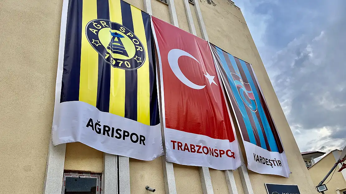 Ağrı Belediyesinde Ağrı Spor ve Trabzon Spor bayrakları yan yana