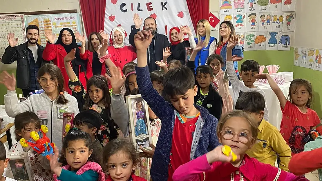 Ağrı'da köy çocukları çilek şenliğinde eğlendi