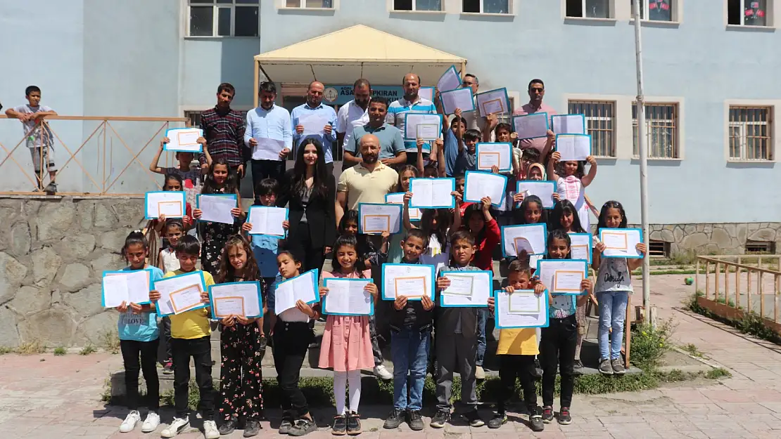 Ağrı'da babalar,çocuklarıyla birlikte karne aldı