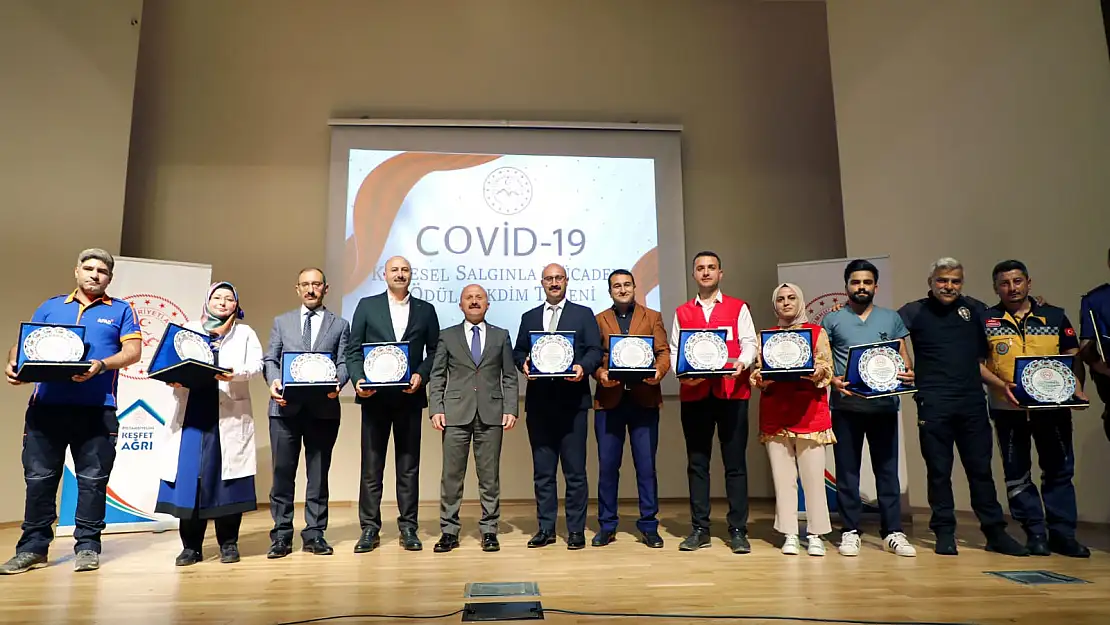 Covid-19 İle Mücadelede Ön Safta Görev Yürüten Kamu Çalışanları Ödüllendirildi