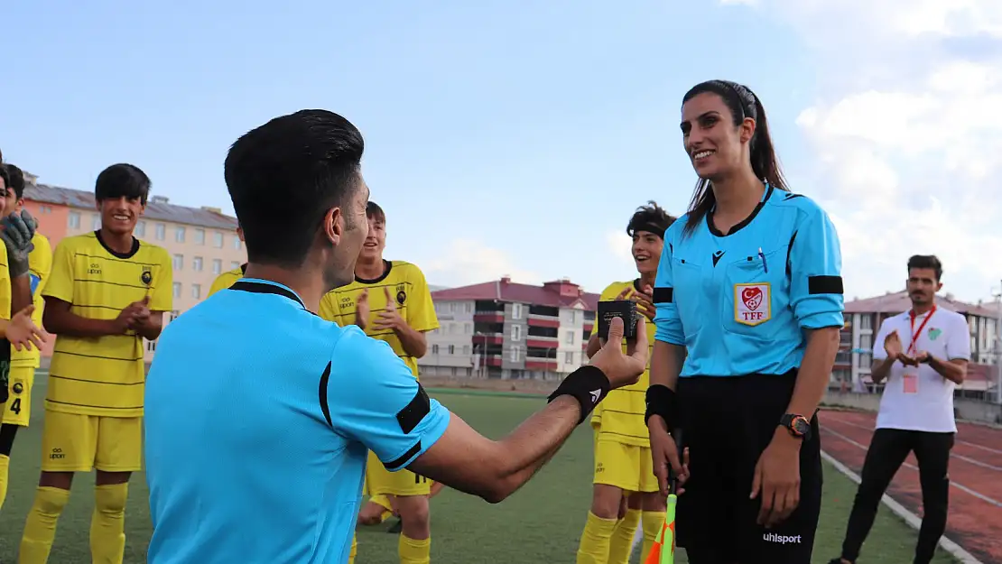 Ağrı'da hakemin evlilik teklifi final maçına damga vurdu