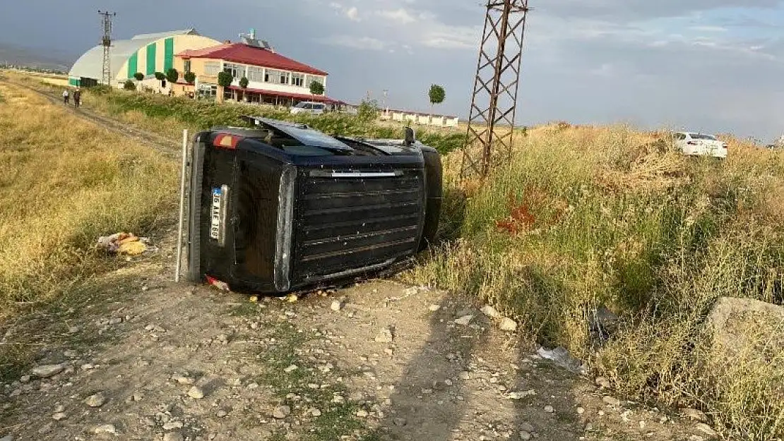 Ağrı'da hafif ticari araç şarampole uçtu: 5 yaralı