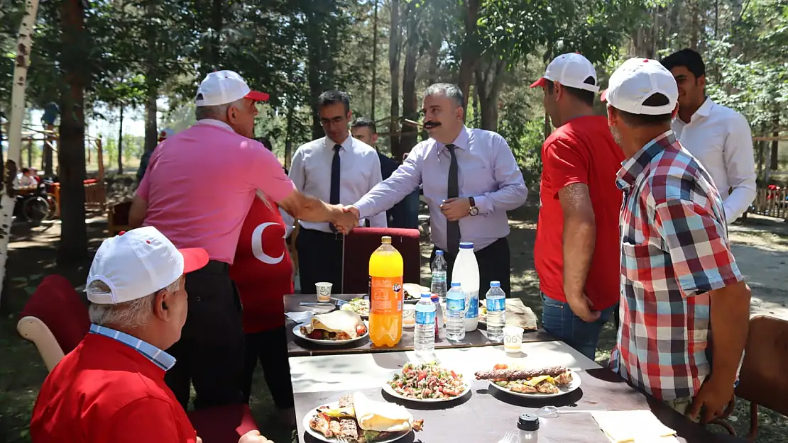 Ağrı'da minik eller, yetişkin gençler ve engelsiz yürekler zafer pikniğinde buluştu