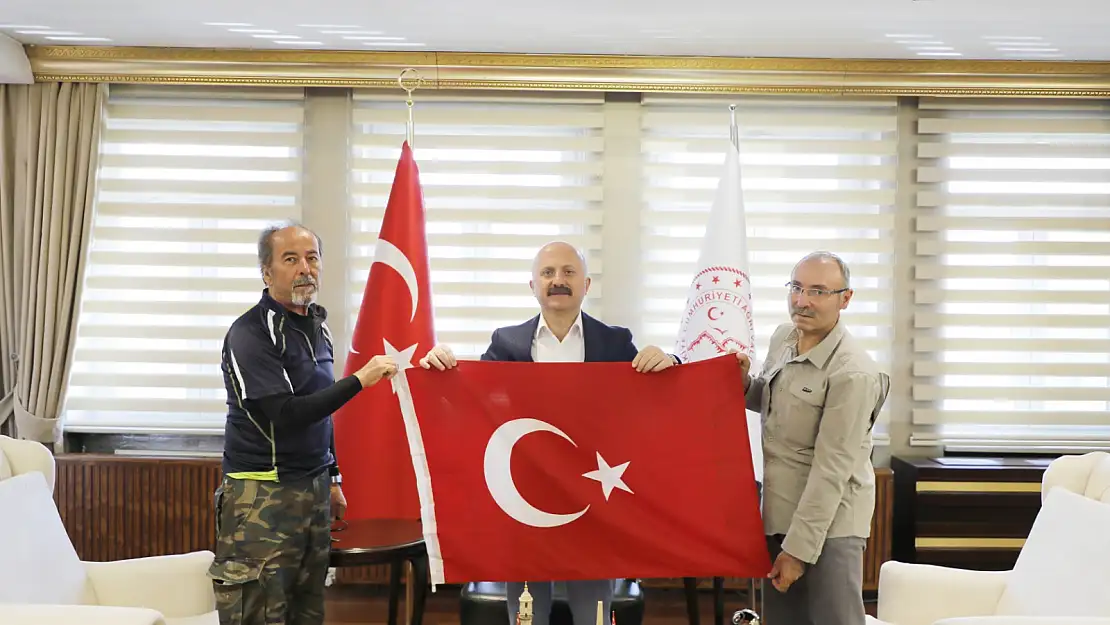 72 yaşındaki dağcı Ağrı Dağı Zirvesinde açtığı bayrağı Vali Varol'a takdim etti