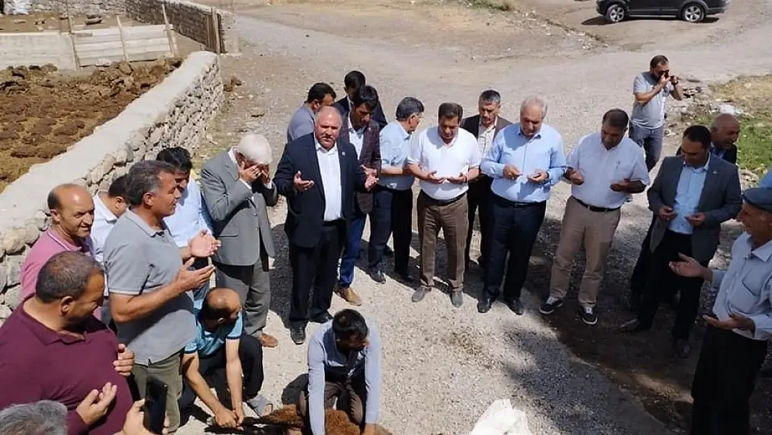 Ağrı'da köylüler köye asfalt gelişini kurban keserek kutladılar