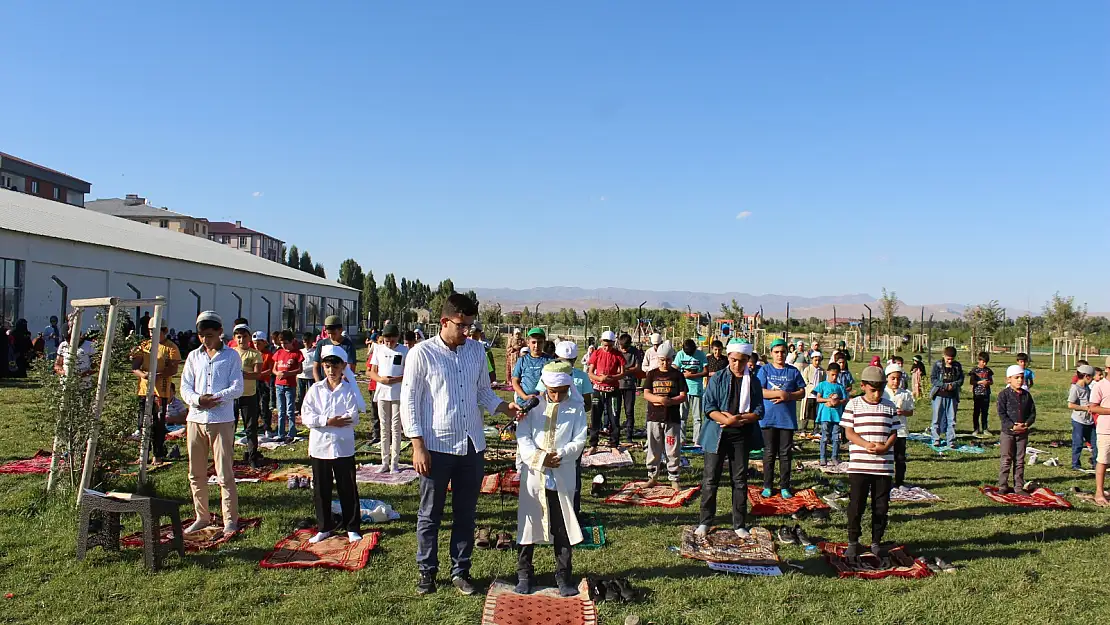 Ağrı'da çocuklar Millet Bahçesi'nde namaz kıldı