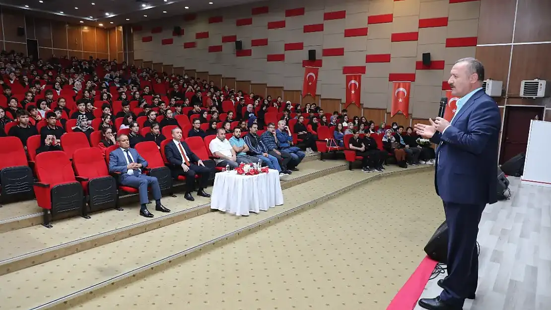 Ağrı'da lise öğrencilerine yönelik 'Fuat Sezgin ve İslam Bilimler Tarihi' adlı konferans verildi
