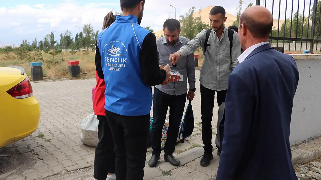 Ağrı'da öğrenciler ikramlarla karşılandı
