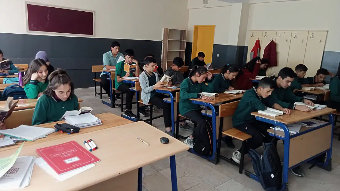 Ağrı'da öğrenciler kitaplarla hayatlarına ışık tutuyor