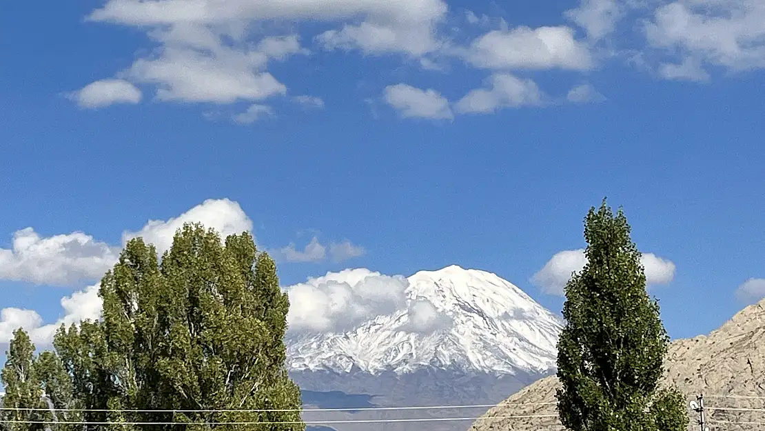 Ağrı Dağı'na kar yağdı