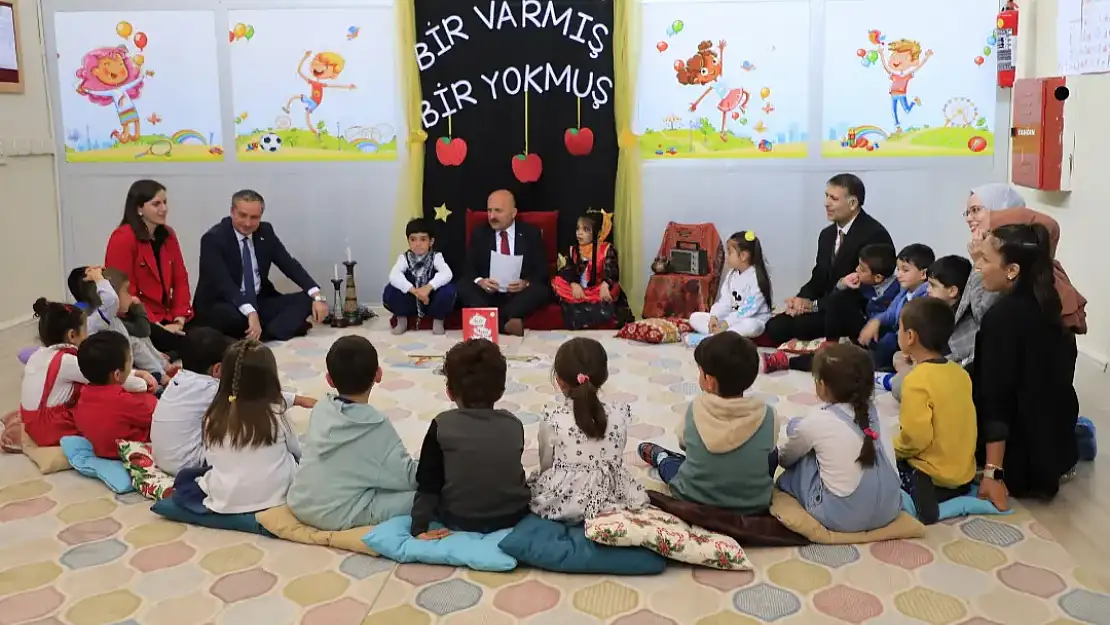 Ağrı Valisi Varol, minik öğrencilere masal okudu