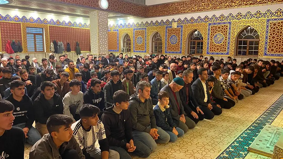 Ağrı Milli Eğitim Müdürü Kökrek, sabah namazında öğrencilerle bir araya geldi