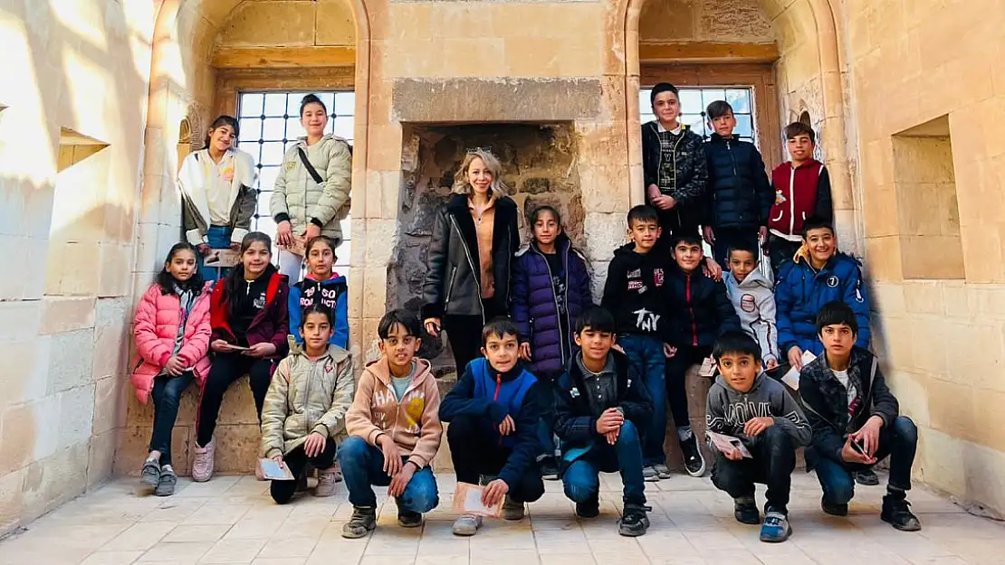 Şeyma öğretmen, öğrencilerinin yüzünü güldürdü