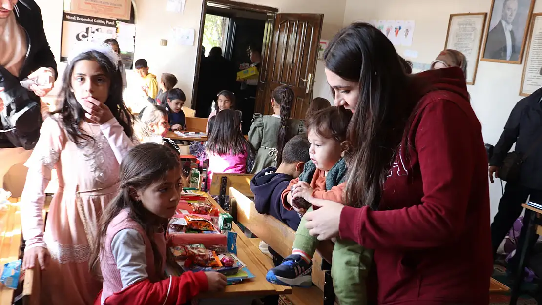 Ağrı'da köy çocuklarına hediyeler götürüp ücretsiz tıraş ediyorlar