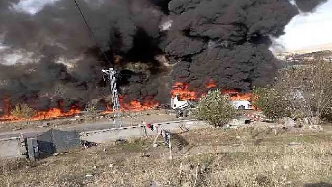 Ağrı'da tanker yolcu otobüsüyle çarpıştı, kaza sonrası yangın çıktı