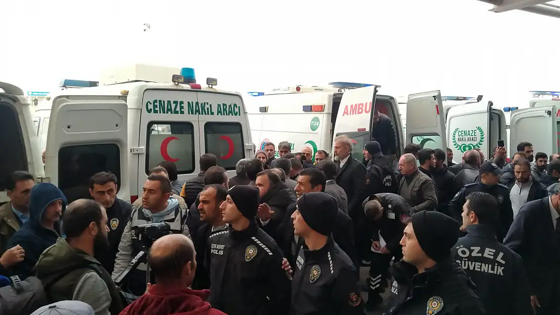 Ağrı'daki kazada hayatını kaybedenlerin cenazeleri yakınlarına teslim edildi