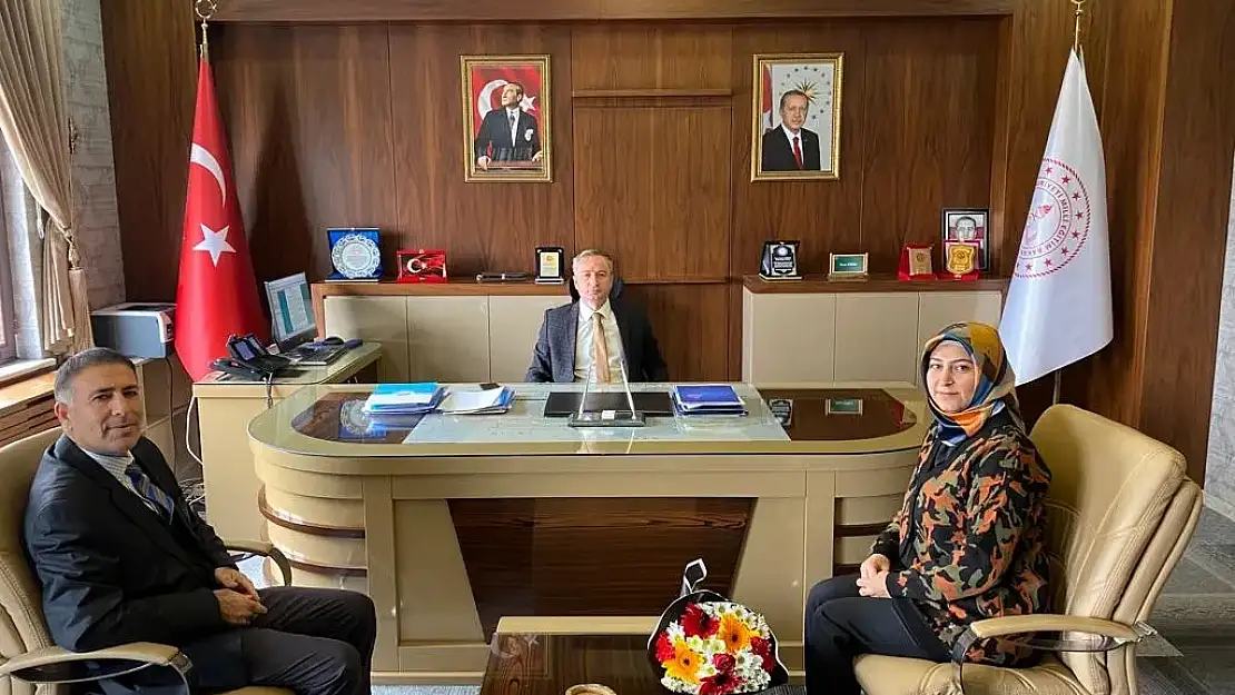 Ağrı'da Gülsün Karslı yılın öğretmeni seçildi