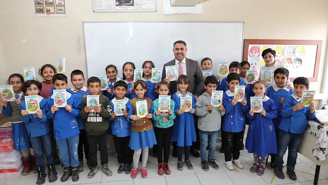 İhtiyaç sahibi öğrencilerine yardım etmek için  kitap yazdı, ücretsiz kitap dağıttı