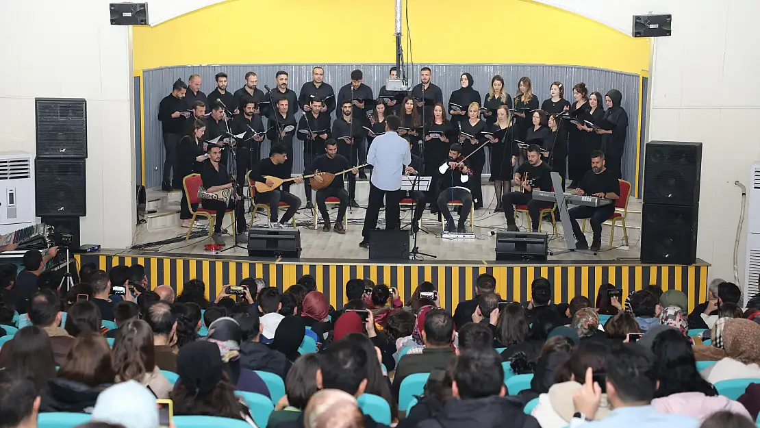 Ağrı'da farklı meslekten çalışanlardan oluşturulan korodan türkü ziyafeti