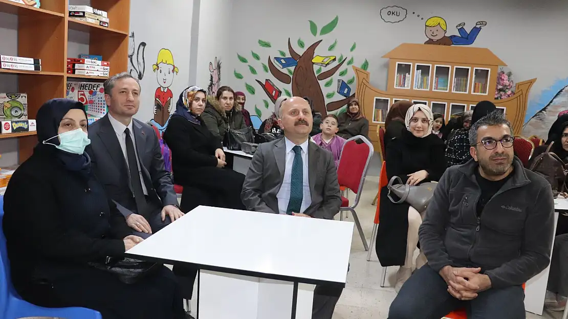 Ağrı'da veliler çocuklarıyla aynı sıralarda ders görüyor