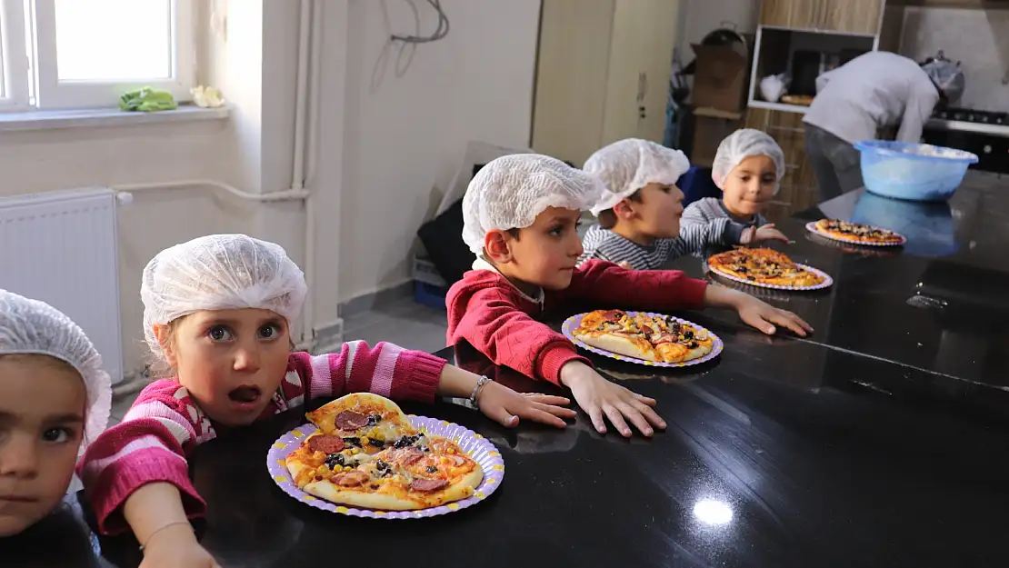 Ağrı'da anaokulu öğrencileri üniversitede film izleyip pizza yaptı