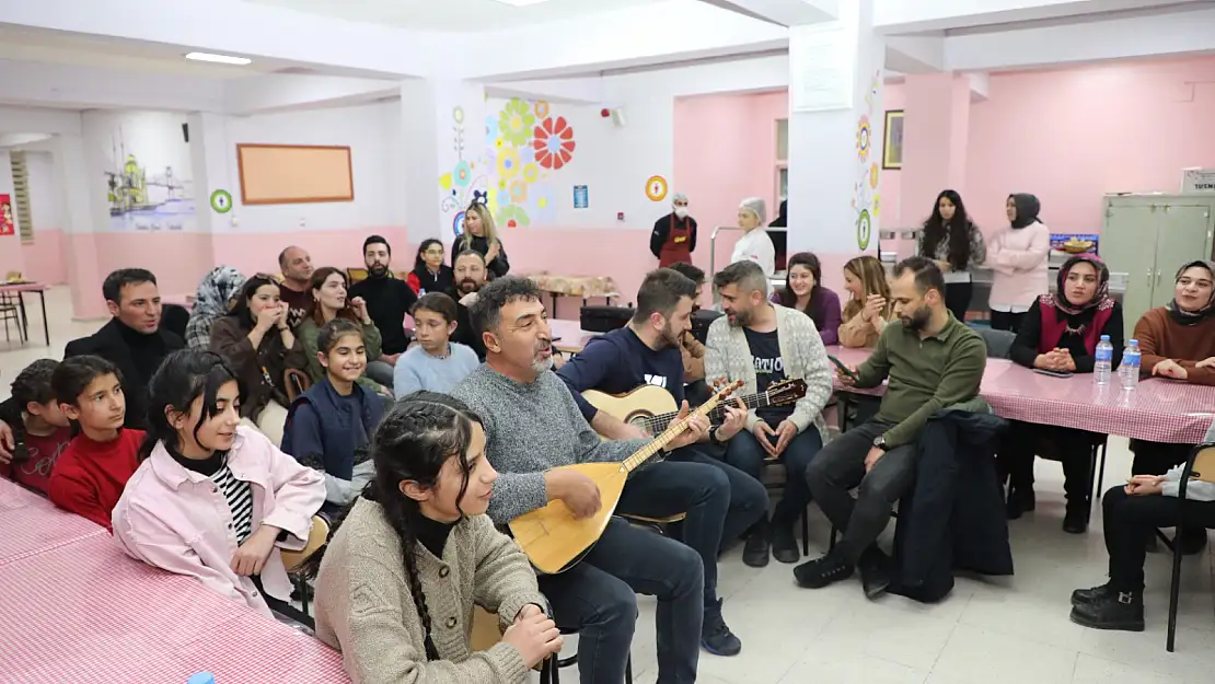 Ağrı'da otel konforunda yapılan pansiyonlarda kalan öğrenciler müzik eşliğinde stres atıyor