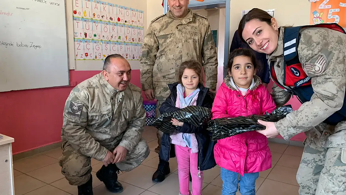 Jandarmanın hediye götürdüğü köy çocukları büyük mutluluk yaşadı