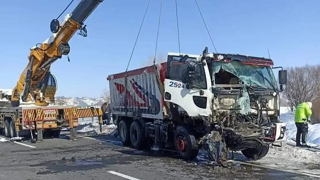 Ağrı'da bir kamyon dereye uçtu