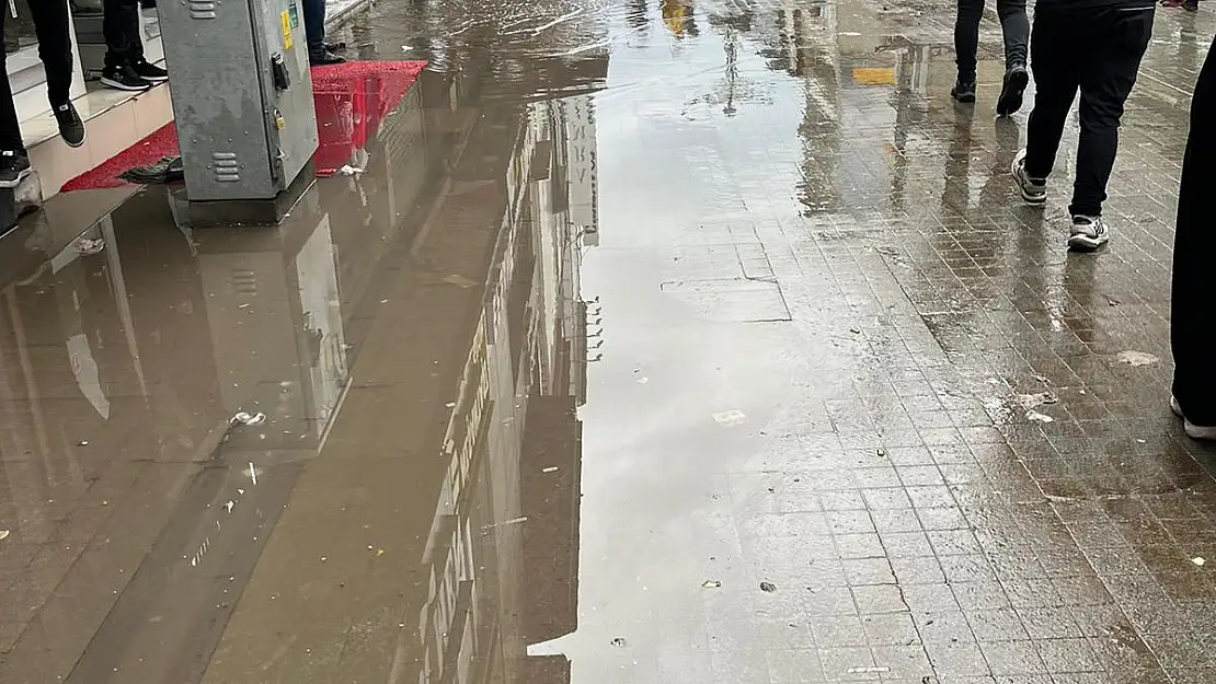 Ağrı'da belediye yok Cumhuriyet Caddesi göle döndü