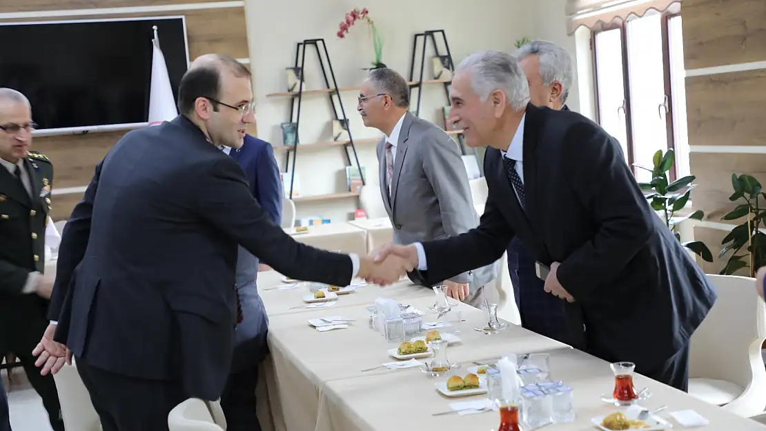 Ağrı'da il protokol üyeleri ve kurum müdürleri ile bayramlaştı